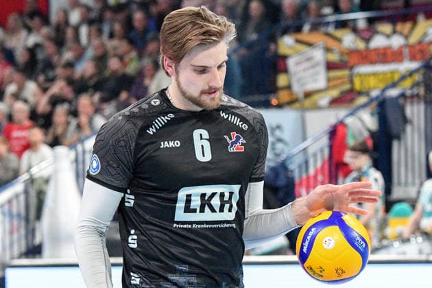 Jackson Clifford Howe (SVG Lüneburg, 5) bei der Angabe, beim Aufschlag, Freisteller, Einzelbild, Aktion, Action, 19.04.2026, Düren (Deutschland), Volleyball, 1. Bundesliga Männer, Halbfinale Playoff, SWD Powervolleys Düren - SVG Lüneburg