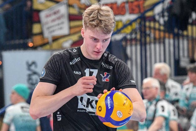 Axel Valentin Enlund (SVG Lüneburg, 14) bei der Angabe, beim Aufschlag, Freisteller, Einzelbild, Aktion, Action, 19.04.2026, Düren (Deutschland), Volleyball, 1. Bundesliga Männer, Halbfinale Playoff, SWD Powervolleys Düren - SVG Lüneburg