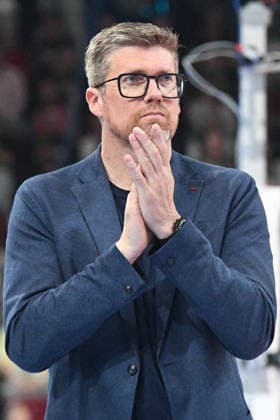 Stefan Hübner (Trainer SVG Lüneburg) klatscht in die Hände, Klatschen, Applaus, applaudiert, motiviert das Team, Motivation, 19.04.2026, Düren (Deutschland), Volleyball, 1. Bundesliga Männer, Halbfinale Playoff, SWD Powervolleys Düren - SVG Lüneburg