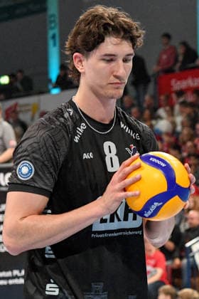 Cole Matthew Young (SVG Lüneburg, 8) bei der Angabe, beim Aufschlag, Freisteller, Einzelbild, Aktion, Action, 19.04.2026, Düren (Deutschland), Volleyball, 1. Bundesliga Männer, Halbfinale Playoff, SWD Powervolleys Düren - SVG Lüneburg