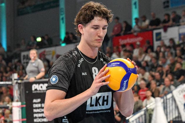 Cole Matthew Young (SVG Lüneburg, 8) bei der Angabe, beim Aufschlag, Freisteller, Einzelbild, Aktion, Action, 19.04.2026, Düren (Deutschland), Volleyball, 1. Bundesliga Männer, Halbfinale Playoff, SWD Powervolleys Düren - SVG Lüneburg