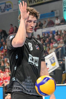 Cole Matthew Young (SVG Lüneburg, 8) bei der Angabe, beim Aufschlag, Freisteller, Einzelbild, Aktion, Action, 19.04.2026, Düren (Deutschland), Volleyball, 1. Bundesliga Männer, Halbfinale Playoff, SWD Powervolleys Düren - SVG Lüneburg