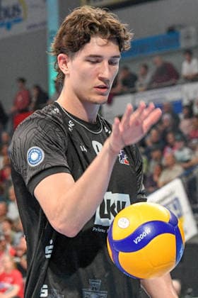 Cole Matthew Young (SVG Lüneburg, 8) bei der Angabe, beim Aufschlag, Freisteller, Einzelbild, Aktion, Action, 19.04.2026, Düren (Deutschland), Volleyball, 1. Bundesliga Männer, Halbfinale Playoff, SWD Powervolleys Düren - SVG Lüneburg