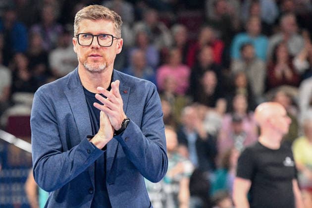 Stefan Hübner (Trainer SVG Lüneburg) klatscht in die Hände, Klatschen, Applaus, applaudiert, motiviert das Team, Motivation, 19.04.2026, Düren (Deutschland), Volleyball, 1. Bundesliga Männer, Halbfinale Playoff, SWD Powervolleys Düren - SVG Lüneburg
