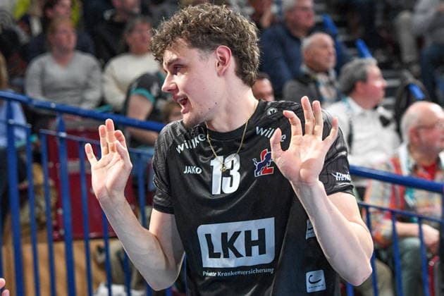 Neo Laumann (SVG Lüneburg, 11) Mimik, starker Gesichtsausdruck, Emotion, 19.04.2026, Düren (Deutschland), Volleyball, 1. Bundesliga Männer, Halbfinale Playoff, SWD Powervolleys Düren - SVG Lüneburg