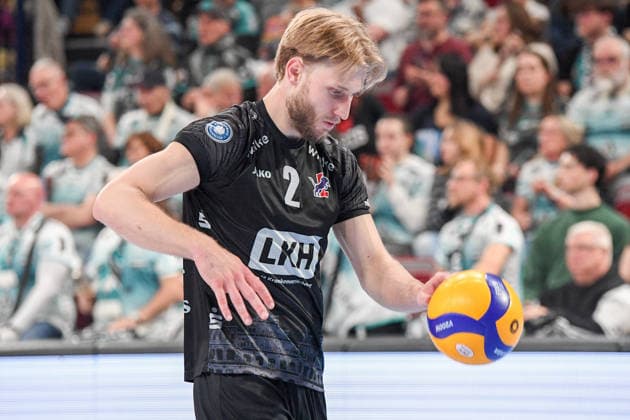Daniel Gruvaeus (SVG Lüneburg, 2) bei der Angabe, beim Aufschlag, Freisteller, Einzelbild, Aktion, Action, 19.04.2026, Düren (Deutschland), Volleyball, 1. Bundesliga Männer, Halbfinale Playoff, SWD Powervolleys Düren - SVG Lüneburg