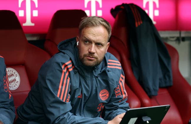 Fussball, Herren, Bundesliga, Saison 2025 2026, FC Bayern München - VFB Stuttgart, Allianz Arena Aaron Danks, Co-Trainer (FC Bayern München) auf der Trainerbank sitzend mit Blick nach rechts DFB, DFL regulations prohibit any use of photographs as image sequences and or quasi-video *** Football, Men, Bundesliga, Season 2025 2026, FC Bayern München VFB Stuttgart, Allianz Arena Aaron Danks, Co Trainer FC Bayern München sitting on the bench looking to the right DFB, DFL regulations prohibit any use of photographs as image sequences and or quasi video