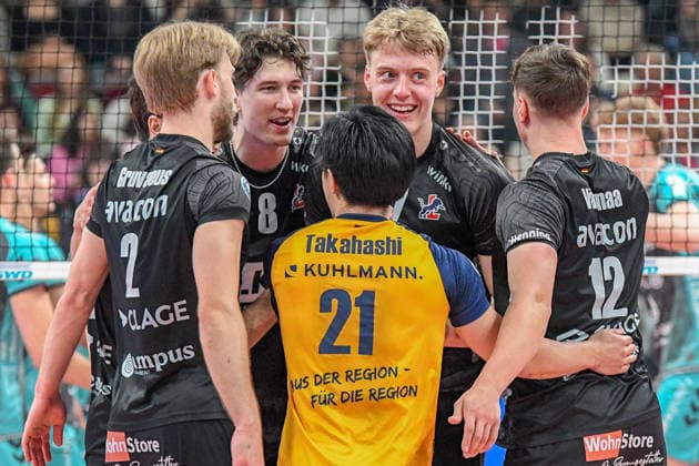 Die Spieler von SVG Lüneburg jubeln über einen Punkt, Jubel, celebrate the point, celebration, Action, Aktion, 19.04.2026, Düren (Deutschland), Volleyball, 1. Bundesliga Männer, Halbfinale Playoff, SWD Powervolleys Düren - SVG Lüneburg