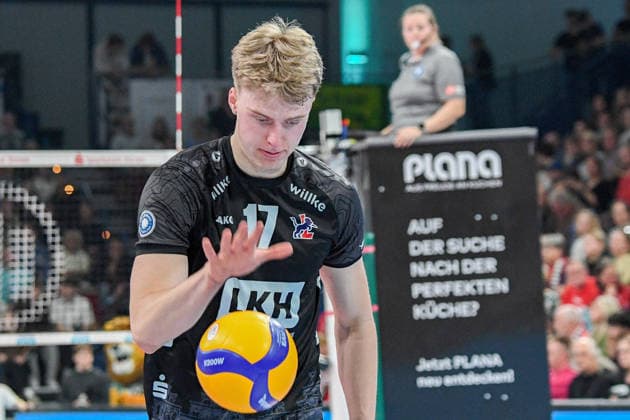 Axel Valentin Enlund (SVG Lüneburg, 17) bei der Angabe, beim Aufschlag, Freisteller, Einzelbild, Aktion, Action, 19.04.2026, Düren (Deutschland), Volleyball, 1. Bundesliga Männer, Halbfinale Playoff, SWD Powervolleys Düren - SVG Lüneburg