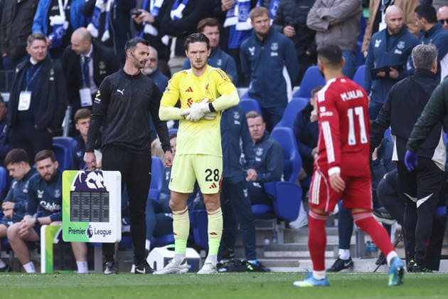 Everton v Liverpool 19 April 2026, Liverpool - Premier League Football - Everton v Liverpool - Liverpool goalkeeper Freddie Woodman waits to be substituted on - Photo: Jacques Feeney Offside. Liverpool UK Copyright: xJacquesxFeeneyx xOffsidexOffside