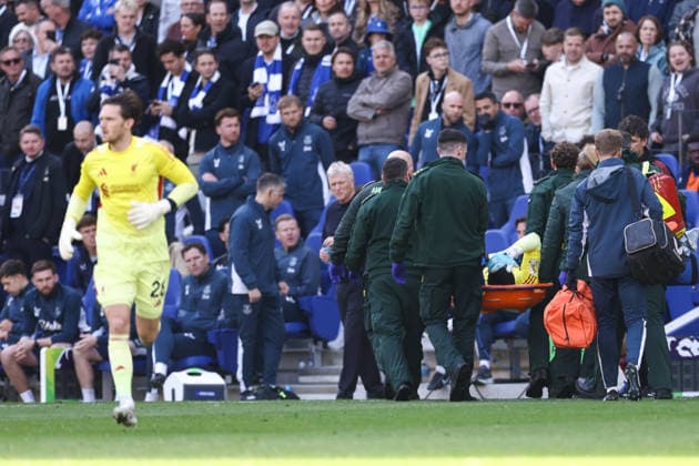 Everton v Liverpool 19 April 2026, Liverpool - Premier League Football - Everton v Liverpool - Liverpool goalkeeper Giorgi Mamardashvili is stretchered off as Liverpool goalkeeper Freddie Woodman is substituted on as his replacement - Photo: Jacques Feeney Offside. Liverpool UK Copyright: xJacquesxFeeneyx xOffsidexOffside