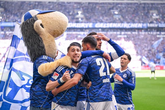 19.04.2026, Fussball, 2. Bundesliga, Saison 2025 2026, 30. Spieltag, FC Schalke 04 - Preußen Münster, Kenan Karaman (FC Schalke 04) freut sich über das Tor zum 1:0, Adil Aouchiche (FC Schalke 04) xRHR-FOTO YYx *** 19 04 2026, Football, 2 Bundesliga, Season 2025 2026, Matchday 30, FC Schalke 04 Preußen Münster, Kenan Karaman FC Schalke 04 celebrates the goal for 1 0, Adil Aouchiche FC Schalke 04 xRHR PHOTO YYx Copyright: KROEGER RHR-FOTOx RHR-FOTO YY