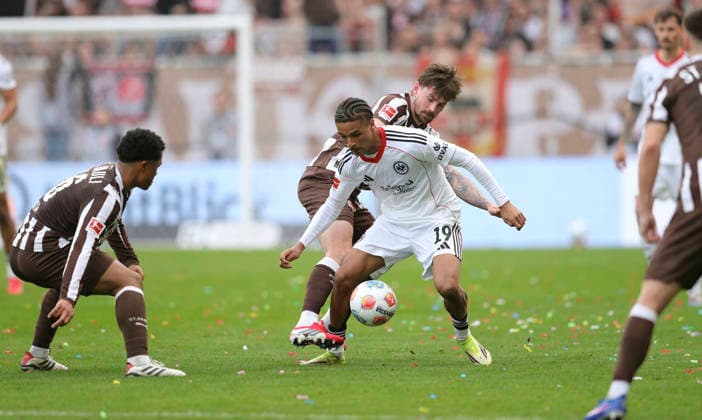 Foto : Jean-Matteo BAHOYA (Frankfurt) gegen Connor Metcalfe (Pauli) Fussball 1. Bundesliga , 25. Spieltag am So. 08.03.2026 FC St. Pauli - Eintracht Frankfurt