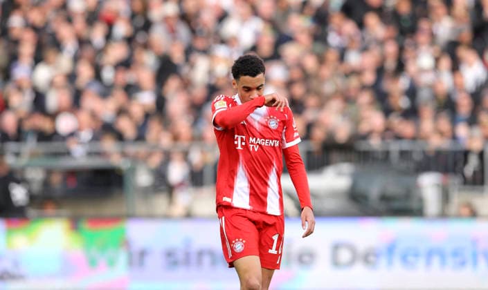 Foto : skeptische Miene bei ... Jamal Musiala (FCB) Fussball 1. Bundesliga , 29. Spieltag am Soa. 11.04.2026 FC St. Pauli - FC Bayern München *** Photo skeptical face of Jamal Musiala FCB Soccer 1 Bundesliga , 29 Matchday on Soa 11 04 2026 FC St Pauli FC Bayern Munich