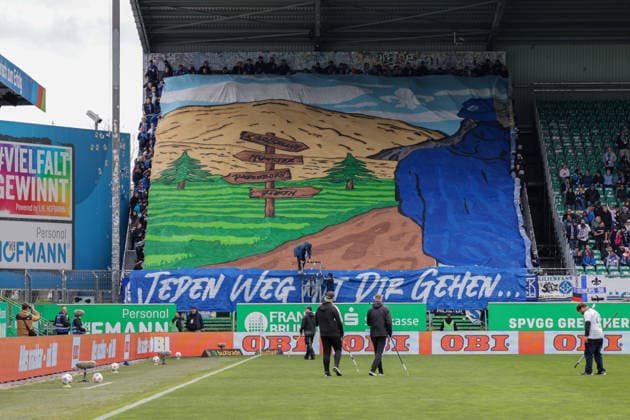 19.04.2026, xgrfx, Fussball 2.Bundesliga, SpVgg Greuther Fuerth - SV Darmstadt 98 v.l. Choreo von den Fans des SV Darmstadt. (SV Darmstadt) (DFL DFB REGULATIONS PROHIBIT ANY USE OF PHOTOGRAPHS as IMAGE SEQUENCES and or QUASI-VIDEO) Fuerth