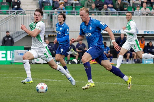19.04.2026, xgrfx, Fussball 2.Bundesliga, SpVgg Greuther Fuerth - SV Darmstadt 98 v.l. Reno Münz (Greuther Fürth), Isac Lidberg (SV Darmstadt) (DFL DFB REGULATIONS PROHIBIT ANY USE OF PHOTOGRAPHS as IMAGE SEQUENCES and or QUASI-VIDEO) Fuerth