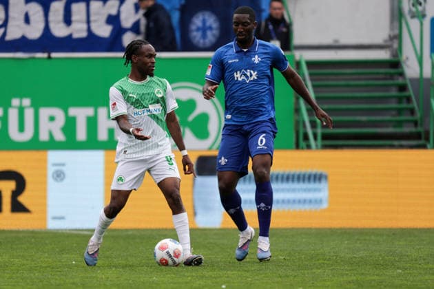 19.04.2026, xgrfx, Fussball 2.Bundesliga, SpVgg Greuther Fuerth - SV Darmstadt 98 v.l. Noel Futkeu (Greuther Fürth), Patric Pfeiffer (SV Darmstadt) (DFL DFB REGULATIONS PROHIBIT ANY USE OF PHOTOGRAPHS as IMAGE SEQUENCES and or QUASI-VIDEO) Fuerth
