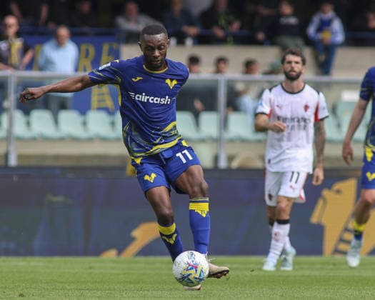 Jean-Daniel Akpa Akpro of Hellas Verona FC play the ball during Hellas Verona FC vs AC Milan, 33Â° Serie A Enilive 2025-26 game at Marcantonio Bentegodi stadium in Verona (VR), Italy, on April 19, 2026.  Copyright: xDavidexCasentini IPAxSportx xipa-agency.netx xx IPA_74090074 IPA_Agency_IPA74090074