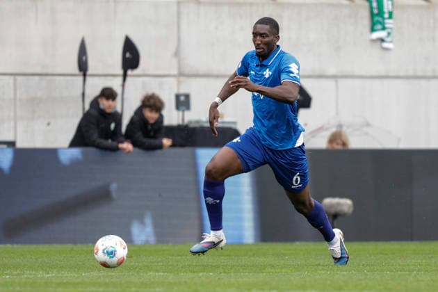 19.04.2026, xgrfx, Fussball 2.Bundesliga, SpVgg Greuther Fuerth - SV Darmstadt 98 v.l. Patric Pfeiffer (SV Darmstadt) (DFL DFB REGULATIONS PROHIBIT ANY USE OF PHOTOGRAPHS as IMAGE SEQUENCES and or QUASI-VIDEO) Fuerth