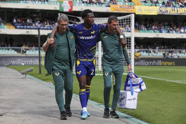 Daniel Oyegoke of Hellas Verona FC have an incident during Hellas Verona FC vs AC Milan, 33Â° Serie A Enilive 2025-26 game at Marcantonio Bentegodi stadium in Verona (VR), Italy, on April 19, 2026.  Copyright: xDavidexCasentini IPAxSportx xipa-agency.netx xx IPA_74090080 IPA_Agency_IPA74090080