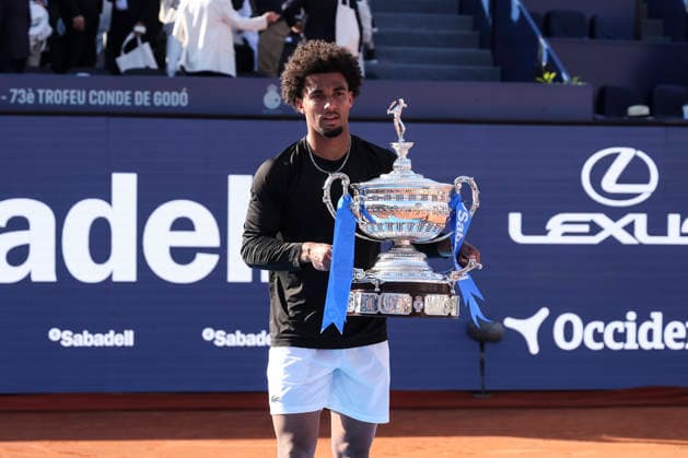 April 19, 2026, Barcelona, Barcelona, Spain: Arthur Fils of France celebrates with the championship trophy during the Final tennis match of the Barcelona Open Banc Sabadell - Conde Godo 2026 Day 9 at Real Club de Tenis Barcelona on April 19, 2026 in Barcelona, Spain. Barcelona Spain - ZUMAa181 20260419_zaa_a181_094 Copyright: xJavierxBorregox