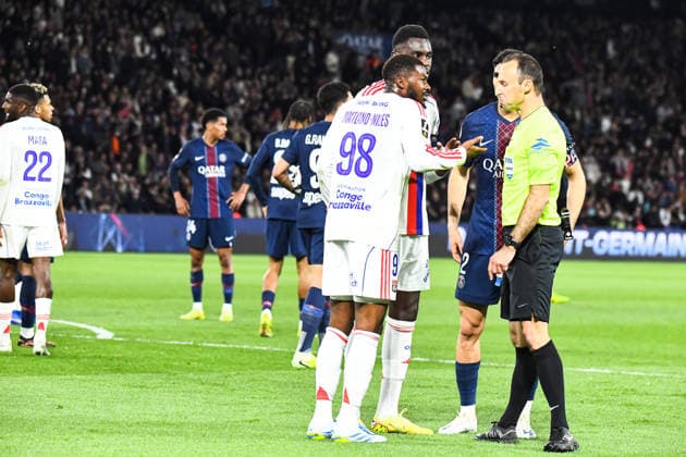 FOOTBALL : Paris Saint Germain vs Olympique Lyonnais - Ligue 1 - JournÃ e 30 - 19 04 2026 Ainsley Maitland-Niles (OL) JÃ rÃ me Brisard (Arbitre central) ParisFrance  Copyright: xBaptistexAutissierx