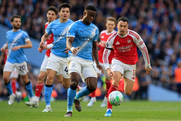 Manchester City v Arsenal, Premier League Marc Guehi (15) of Manchester City controls the ball watched by Gabriel Martinelli (11) of Arsenal during the Premier League match between Manchester City and Arsenal at the Etihad Stadium, Manchester, UK on 19 April 2026. Manchester Etihad Stadium Manchester UK Editorial use only DataCo restrictions apply See www.football-dataco.com , Copyright: xConorxMolloyx PSI-24102-0210