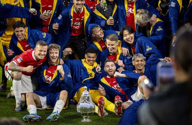 ROTTERDAM - (lr) Jordy Clasie, Sven Mijnans, AZ goalkeeper Rome-Jayden Owusu-Oduro and Mees de Wit of AZ with the KNVB Cup after the KNVB Cup final match between AZ and NEC at Stadion De Kuip on 19 April 2026 in Rotterdam, the Netherlands. KOEN VAN WEEL ANP Dutch KNVB Beker FINAL 2025-2026 xVIxANPxSportx xxANPxIVx 556251002 originalFilename: 556251002.jpg