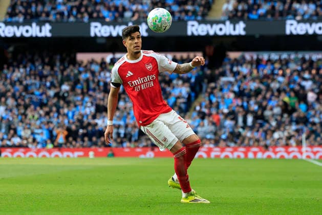 Manchester City v Arsenal, Premier League Piero Hincapie (5) of Arsenal controls the ball during the Premier League match between Manchester City and Arsenal at the Etihad Stadium, Manchester, UK on 19 April 2026. Manchester Etihad Stadium Manchester UK Editorial use only DataCo restrictions apply See www.football-dataco.com , Copyright: xConorxMolloyx PSI-24102-0212