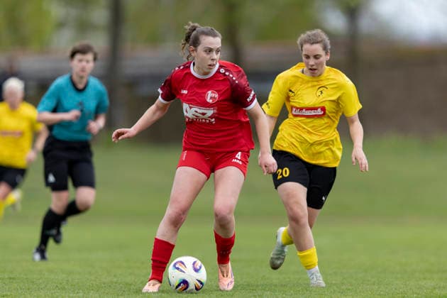 Regionalliga Nordost Frauen: 1. FFV Erfurt vs. 1. FFC Fortuna Dresden; Erfurt; 19.04.2026 Jasmin Sautter ( 4; 1. FFV Erfurt) gegen Phoebe Klaus ( 20; 1. FFC Fortuna Dresden) Regionalliga Nordost Frauen: 1. FFV Erfurt vs. 1. FFC Fortuna Dresden; Sportforum Johannesplatz Erfurt; 19.04.2026 Copyright: xBEAUTIFULxSPORTS Duehringx