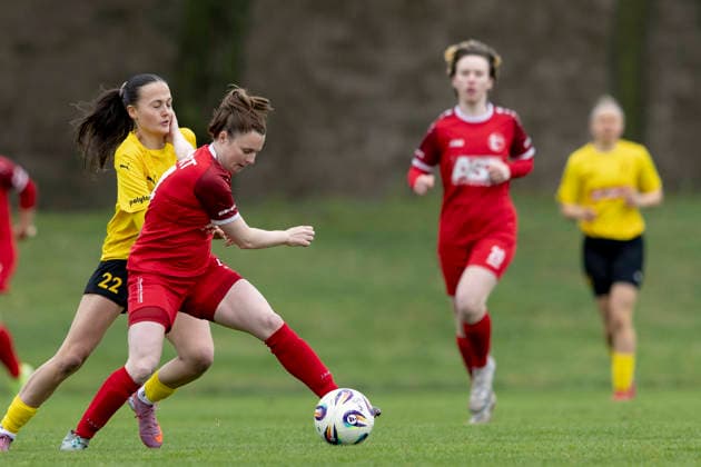 Regionalliga Nordost Frauen: 1. FFV Erfurt vs. 1. FFC Fortuna Dresden; Erfurt; 19.04.2026 Katja Groll ( 14; 1. FFV Erfurt) gegen Victoria Simon ( 22; 1. FFC Fortuna Dresden) Regionalliga Nordost Frauen: 1. FFV Erfurt vs. 1. FFC Fortuna Dresden; Sportforum Johannesplatz Erfurt; 19.04.2026 Copyright: xBEAUTIFULxSPORTS Duehringx