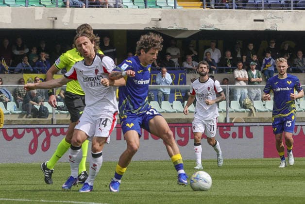 CALCIO - Serie A - Hellas Verona FC vs AC Milan Domagoj Bradaric of Hellas Verona FC battle for the ball with AC Milan lucio s.sLuka Modric of AC Milan during Hellas Verona FC vs AC Milan, 33Â° Serie A Enilive 2025-26 game at Marcantonio Bentegodi stadium in Verona (VR), Italy, on April 19, 2026. Verona Italy  Copyright: xIPAxSport ABACAx