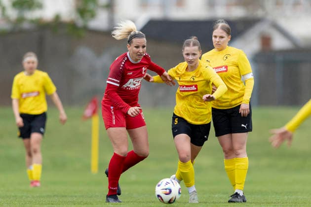 Regionalliga Nordost Frauen: 1. FFV Erfurt vs. 1. FFC Fortuna Dresden; Erfurt; 19.04.2026 Mandy Uhl ( 18; 1. FFV Erfurt) gegen Nia Uhlmann ( 5; 1. FFC Fortuna Dresden) Regionalliga Nordost Frauen: 1. FFV Erfurt vs. 1. FFC Fortuna Dresden; Sportforum Johannesplatz Erfurt; 19.04.2026 Copyright: xBEAUTIFULxSPORTS Duehringx