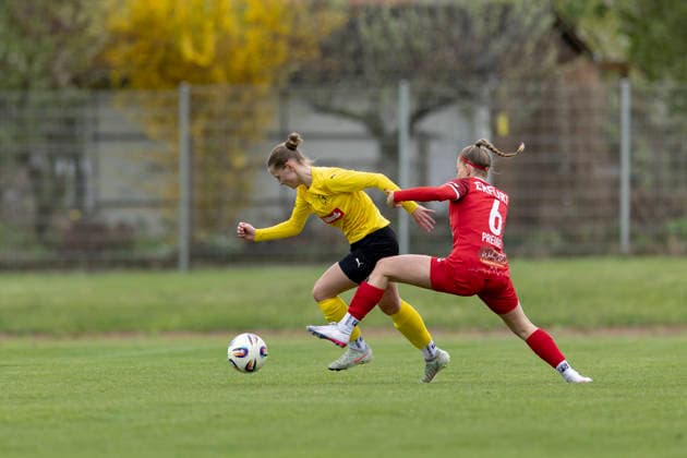 Regionalliga Nordost Frauen: 1. FFV Erfurt vs. 1. FFC Fortuna Dresden; Erfurt; 19.04.2026 Luisa Preißel ( 6; 1. FFV Erfurt) gegen Nia Uhlmann ( 5; 1. FFC Fortuna Dresden) Regionalliga Nordost Frauen: 1. FFV Erfurt vs. 1. FFC Fortuna Dresden; Sportforum Johannesplatz Erfurt; 19.04.2026 Copyright: xBEAUTIFULxSPORTS Duehringx
