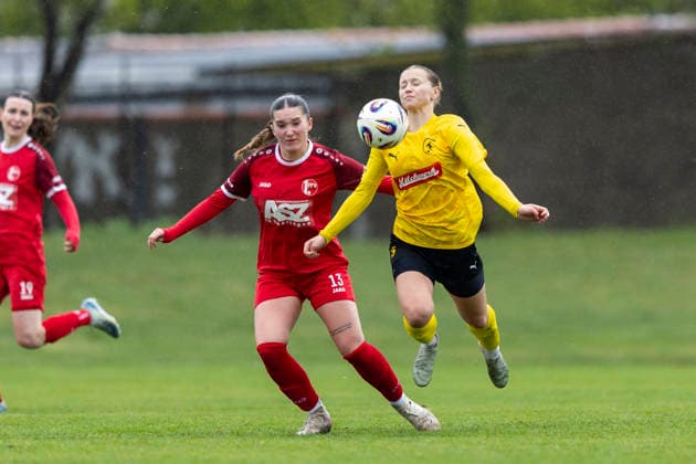Regionalliga Nordost Frauen: 1. FFV Erfurt vs. 1. FFC Fortuna Dresden; Erfurt; 19.04.2026 Emily Nüßner ( 13; 1. FFV Erfurt) gegen Nia Uhlmann ( 5; 1. FFC Fortuna Dresden) Regionalliga Nordost Frauen: 1. FFV Erfurt vs. 1. FFC Fortuna Dresden; Sportforum Johannesplatz Erfurt; 19.04.2026 Copyright: xBEAUTIFULxSPORTS Duehringx