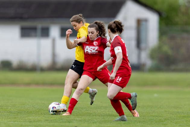 Regionalliga Nordost Frauen: 1. FFV Erfurt vs. 1. FFC Fortuna Dresden; Erfurt; 19.04.2026 Jasmin Sautter ( 4; 1. FFV Erfurt) gegen Phoebe Klaus ( 20; 1. FFC Fortuna Dresden) Regionalliga Nordost Frauen: 1. FFV Erfurt vs. 1. FFC Fortuna Dresden; Sportforum Johannesplatz Erfurt; 19.04.2026 Copyright: xBEAUTIFULxSPORTS Duehringx