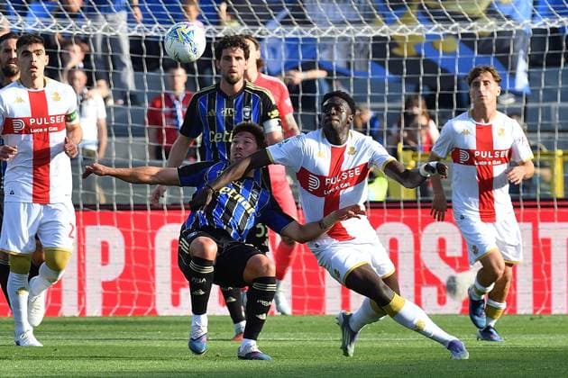 Felipe Loyola (Pisa) and Sayuki Jeff Ekhator (Genoa) fight for the ball during Pisa SC vs Genoa CFC, Italian soccer Serie A match in Pisa, Italy, April 19 2026  Copyright: xGabrielexMasotti IPAxSportx xipa-agency.netx xx IPA_74090848 IPA_Agency_IPA74090848
