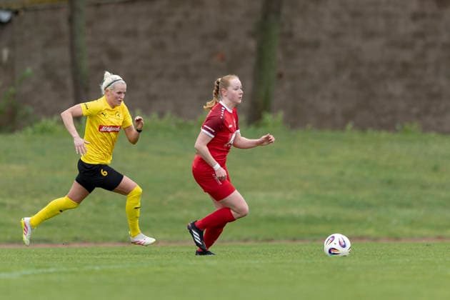 Regionalliga Nordost Frauen: 1. FFV Erfurt vs. 1. FFC Fortuna Dresden; Erfurt; 19.04.2026 Pia Huck ( 21; 1. FFV Erfurt) gegen Kathleen Freude ( 6; 1. FFC Fortuna Dresden) Regionalliga Nordost Frauen: 1. FFV Erfurt vs. 1. FFC Fortuna Dresden; Sportforum Johannesplatz Erfurt; 19.04.2026 Copyright: xBEAUTIFULxSPORTS Duehringx