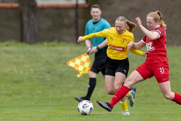 Regionalliga Nordost Frauen: 1. FFV Erfurt vs. 1. FFC Fortuna Dresden; Erfurt; 19.04.2026 Emilia Martin ( 26; 1. FFC Fortuna Dresden) gegen Pia Huck ( 21; 1. FFV Erfurt) Regionalliga Nordost Frauen: 1. FFV Erfurt vs. 1. FFC Fortuna Dresden; Sportforum Johannesplatz Erfurt; 19.04.2026 Copyright: xBEAUTIFULxSPORTS Duehringx
