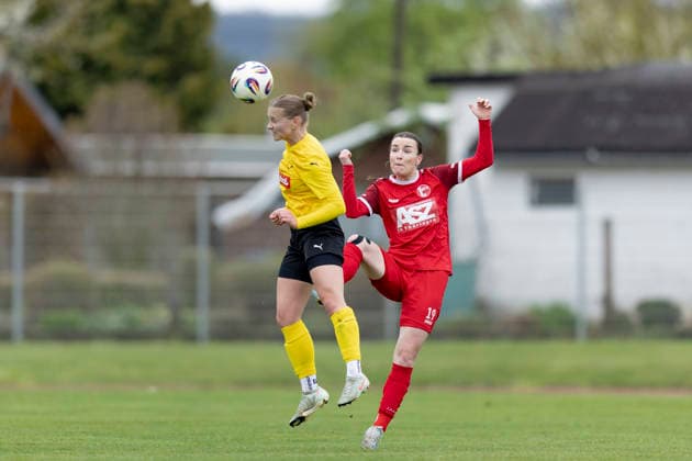Regionalliga Nordost Frauen: 1. FFV Erfurt vs. 1. FFC Fortuna Dresden; Erfurt; 19.04.2026 Nia Uhlmann ( 5; 1. FFC Fortuna Dresden) gegen Lea Schrenk ( 19; 1. FFV Erfurt) Regionalliga Nordost Frauen: 1. FFV Erfurt vs. 1. FFC Fortuna Dresden; Sportforum Johannesplatz Erfurt; 19.04.2026 Copyright: xBEAUTIFULxSPORTS Duehringx