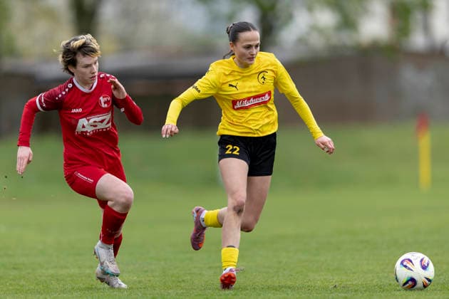 Regionalliga Nordost Frauen: 1. FFV Erfurt vs. 1. FFC Fortuna Dresden; Erfurt; 19.04.2026 Thekla Freywald ( 20; 1. FFV Erfurt) gegen Victoria Simon ( 22; 1. FFC Fortuna Dresden) Regionalliga Nordost Frauen: 1. FFV Erfurt vs. 1. FFC Fortuna Dresden; Sportforum Johannesplatz Erfurt; 19.04.2026 Copyright: xBEAUTIFULxSPORTS Duehringx