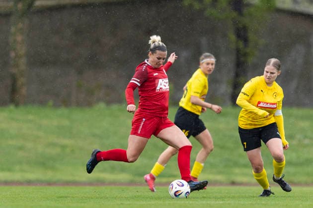 Regionalliga Nordost Frauen: 1. FFV Erfurt vs. 1. FFC Fortuna Dresden; Erfurt; 19.04.2026 Mandy Uhl ( 18; 1. FFV Erfurt) gegen Francine Schleif ( 7; 1. FFC Fortuna Dresden) Regionalliga Nordost Frauen: 1. FFV Erfurt vs. 1. FFC Fortuna Dresden; Sportforum Johannesplatz Erfurt; 19.04.2026 Copyright: xBEAUTIFULxSPORTS Duehringx