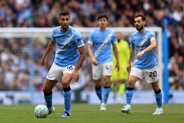 19th April 2026; Etihad Stadium, Manchester, Lancashire, England; Premier League Football, Manchester City versus Arsenal ; Rodri of Manchester City controls the ball DavidxBlunsden