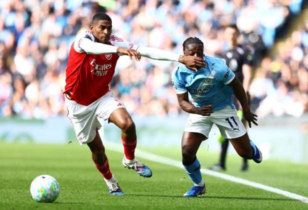 Cristhian Mosquera of Arsenal and Jeremy Doku of Manchester City Manchester City v Arsenal, Premier League, Football, Etihad Stadium, Manchester, UK - 19 Apr 2026Manchester Etihad Stadium United Kingdom EDITORIAL USE ONLY No use with unauthorised audio, video, data, fixture lists, club league logos or live services. Online in-match use limited to 120 images, no video emulation. No use in betting, games or single club league player publications.  Copyright: xMattxWest Shutterstockx 16836204ca