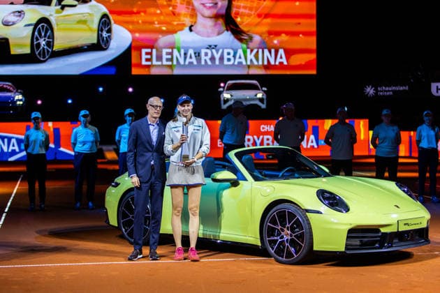 19.04.26 Porsche Tennis Grand Prix Stuttgart Deutschland, Stuttgart, 19.04.2026, Tennis, Porsche Tennis Grand Prix Stuttgart: v.l. Michael Leiters (CEO Porsche), Elena Rybakina (Kasachstan).