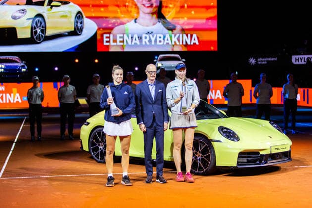 19.04.26 Porsche Tennis Grand Prix Stuttgart Deutschland, Stuttgart, 19.04.2026, Tennis, Porsche Tennis Grand Prix Stuttgart: v.l. Karolina Muchova (Tschechien), Michael Leiters (CEO Porsche), Elena Rybakina (Kasachstan).