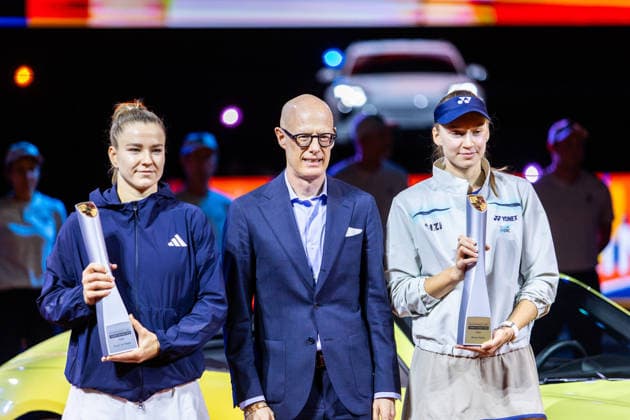 19.04.26 Porsche Tennis Grand Prix Stuttgart Deutschland, Stuttgart, 19.04.2026, Tennis, Porsche Tennis Grand Prix Stuttgart: v.l. Karolina Muchova (Tschechien), Michael Leiters (CEO Porsche), Elena Rybakina (Kasachstan).