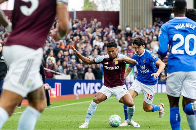 Aston Villa v Sunderland, Premier League Aston Villa forward Ollie Watkins (11) battles for possession with Sunderland defender Luke O Nien (13) during the Premier League match between Aston Villa and Sunderland at Villa Park, Birmingham, UK on 19 April 2026. Birmingham Villa Park West Midlands UK Editorial use only DataCo restrictions apply See www.football-dataco.com , Copyright: xManjitxNarotrax PSI-24107-0107