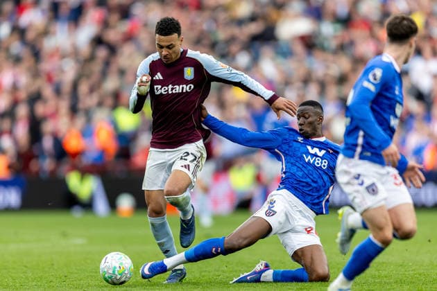 Aston Villa v Sunderland, Premier League Sunderland defender Nordi Mukiele (20) tackles Aston Villa forward Ollie Watkins (11) during the Premier League match between Aston Villa and Sunderland at Villa Park, Birmingham, UK on 19 April 2026. Birmingham Villa Park West Midlands UK Editorial use only DataCo restrictions apply See www.football-dataco.com , Copyright: xManjitxNarotrax PSI-24107-0211
