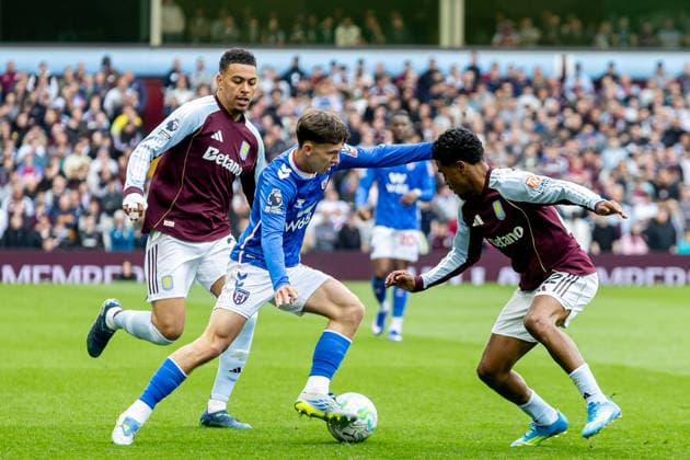 Aston Villa v Sunderland, Premier League Sunderland midfielder Chris Rigg (11) battles for possession during the Premier League match between Aston Villa and Sunderland at Villa Park, Birmingham, UK on 19 April 2026. Birmingham Villa Park West Midlands UK Editorial use only DataCo restrictions apply See www.football-dataco.com , Copyright: xManjitxNarotrax PSI-24107-0112